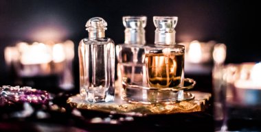 Parfüm şişeleri ve gece kaliteli koku, aroma kokusu, fra