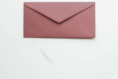 Mermer yatık arka planda boş kağıt zarflar, tatil posta