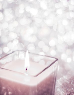 Noel 'de pembe aromalı mum ve yeni yıl parıltısı.