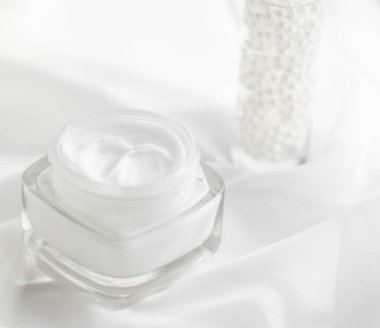 Yüz kremi, nemlendirici kavanoz ve beyaz ipeğe serum jeli, deri araba.