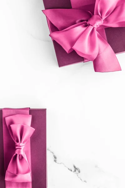 Růžová dárková krabička s hedvábnou mašlí na mramorovém pozadí, dívka baby show — Stock fotografie