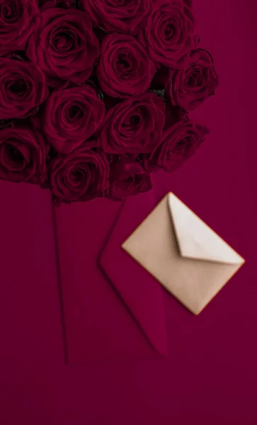 Love letter and flowers delivery on Valentines Day, luxury bouqu — Stock Photo, Image