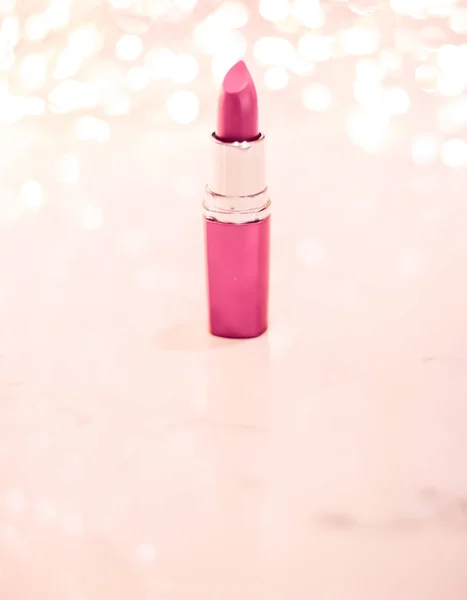 Lápiz labial rosa sobre oro rosa Navidad, Año Nuevo y San Valentín D —  Fotos de Stock