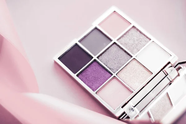 Oční stíny paleta a make-up kartáč na růžovém pozadí, ey — Stock fotografie