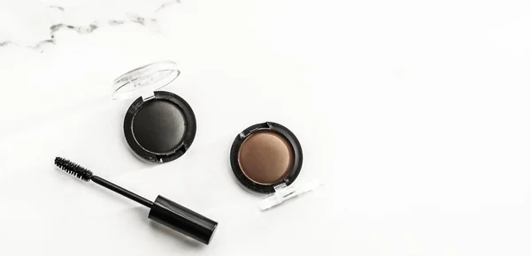 Eyeshadows, zwarte liner en mascara op marmeren achtergrond, oog sh — Stockfoto