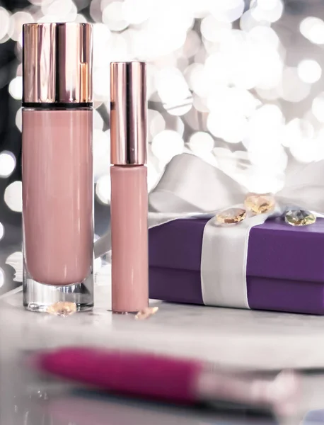Base de maquillaje de vacaciones, corrector y caja de regalo púrpura , — Foto de Stock