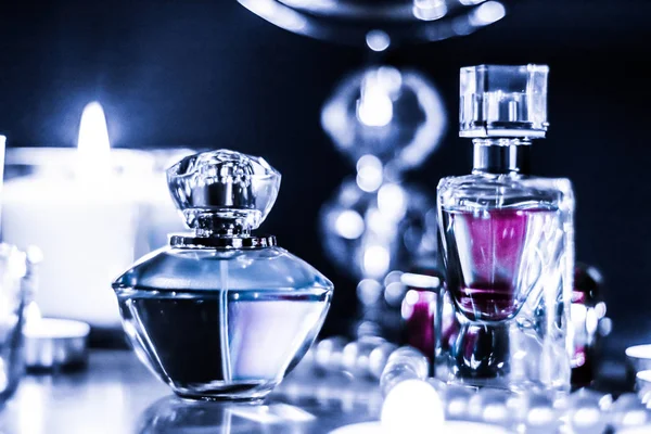 Butelka perfum i vintage zapach na stole próżności glamour w — Zdjęcie stockowe