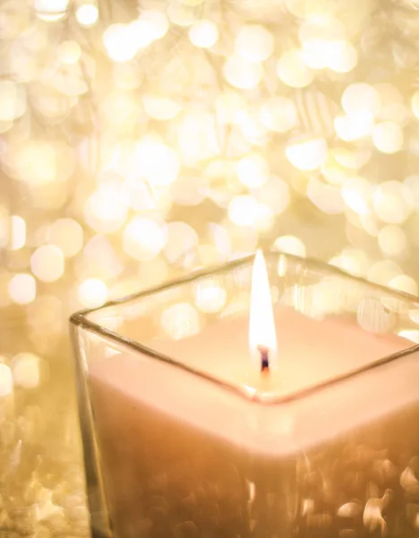 Aromatická svíčka na zlaté Vánoce a novoroční třpytky backgr — Stock fotografie