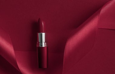 Şatafatlı ruj ve kestane rengi tatil arka planında ipek kurdele, anne.