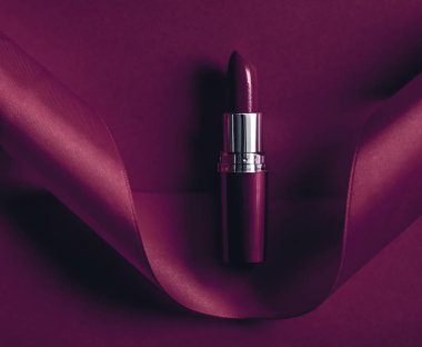 Lüks ruj ve erik rengi arkaplanda ipek kurdele.