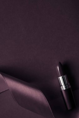 Lükslü ruj ve ipek kurdele. Koyu mor tatil arka grubunda.