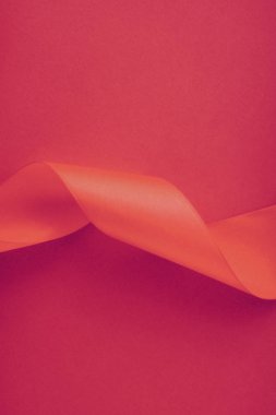 Gül arka planında soyut kıvrımlı ipek kurdele, özel lüks. 