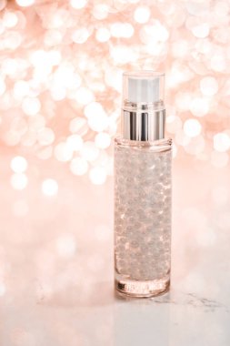 Tatil makyaj jeli, serum emülsiyonu, losyon şişesi ve gül.