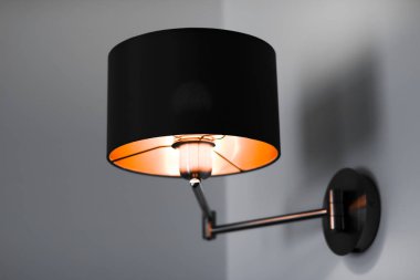 Bir odada bronz lamba, zarif modern ev dekor aydınlatma