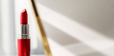 Kozmetik, makyaj malzemeleri mermer makyaj masasında, ruj.,