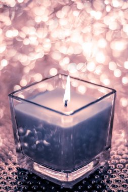 Noel 'de mavi aromatik mum ve yeni yıl ışıltısı.
