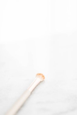 Mermer sırtlı temel yüz hatları için makyaj fırçası