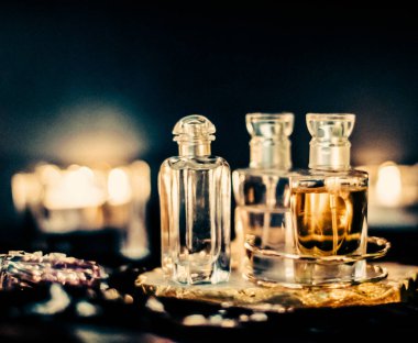 Parfüm şişeleri ve gece kaliteli koku, aroma kokusu, fra
