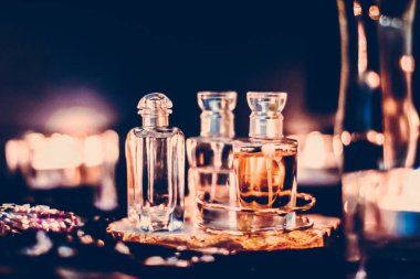 Parfüm şişeleri ve gece kaliteli koku, aroma kokusu, fra