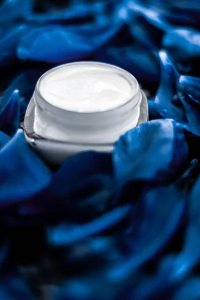 Crema hidratante facial de lujo para la piel facial en bac de flor azul —  Fotos de Stock