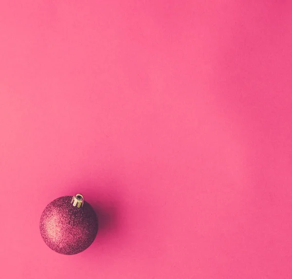 Vánoce na růžovém plochým pozadí, luxusní zimní rekrea — Stock fotografie