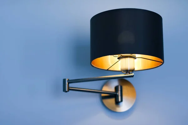 Gouden lamp in een kamer, elegante moderne home decor verlichting — Stockfoto