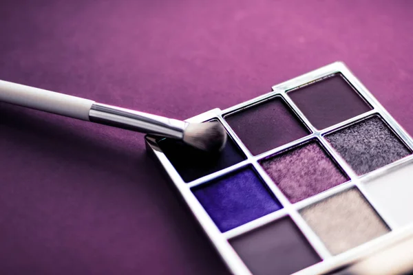 Eyeshadow palette and make-up brush on purple background, eye sh — Stock Photo, Image