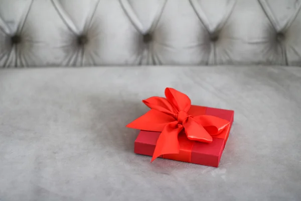 豪华节日红色礼品盒与丝带和蝴蝶结,圣诞节 — 图库照片