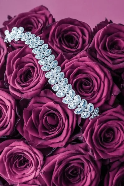 Bracelet bijoux en diamant de luxe et roses roses roses fleurs, love gif — Photo
