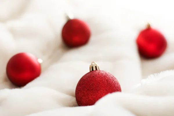 Bugigangas de Natal vermelho no fundo de pele macia branca, winte luxo — Fotografia de Stock