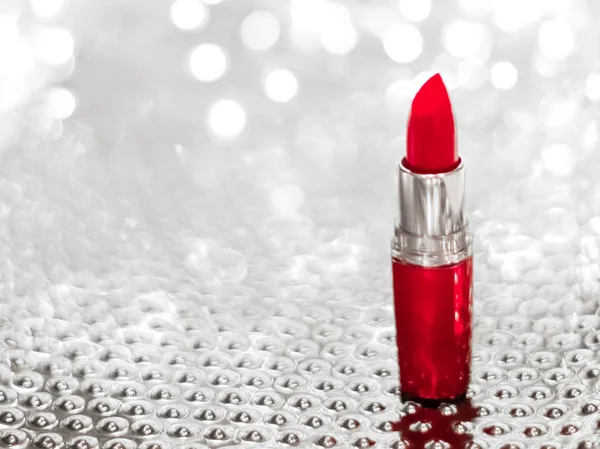 Lápiz labial rojo en plata Navidad, Año Nuevo y San Valentín Día h — Foto de Stock