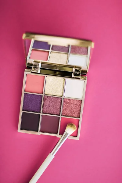 Eyeshadow palette and make-up brush on rose background, eye shad — Stock Photo, Image
