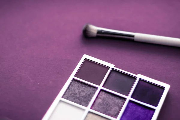 Eyeshadow palette and make-up brush on purple background, eye sh — Stock Photo, Image