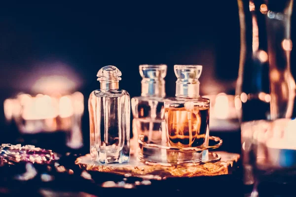 Parfüm şişeleri ve gece kaliteli koku, aroma kokusu, fra