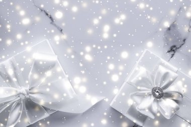 Mermer b Beyaz ipek yay ve şeritler ile lüks tatil hediyeler