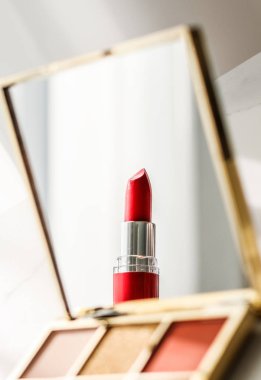 Kozmetik, makyaj malzemeleri mermer makyaj masasında, ruj.,