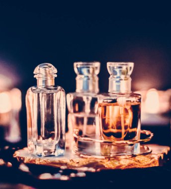 Parfüm şişeleri ve gece kaliteli koku, aroma kokusu, fra
