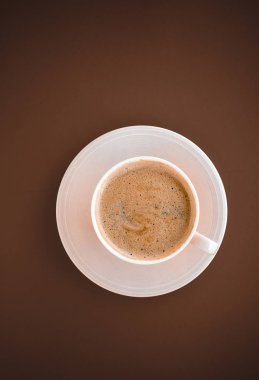 Kahvaltı içeceği olarak sıcak kahve fincanı, kahverengi sırt düzlük bardak