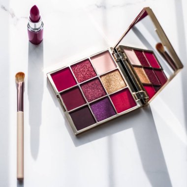 Kozmetik, makyaj malzemeleri mermer makyaj masasında, ruj.,