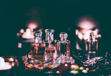 Parfüm şişeleri ve gece kaliteli koku, aroma kokusu, fra