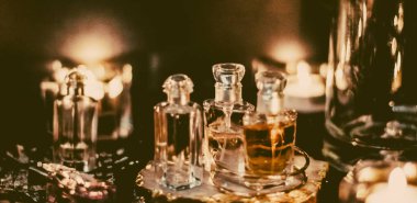 Parfüm şişeleri ve gece kaliteli koku, aroma kokusu, fra