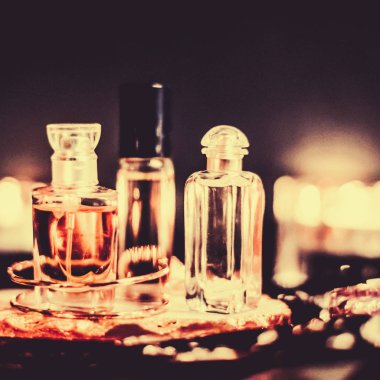 Parfüm şişeleri ve gece kaliteli koku, aroma kokusu, fra