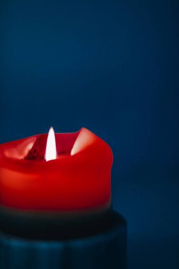 Mavi arka plan üzerinde kırmızı tatil mum, lüks marka tasarım bir