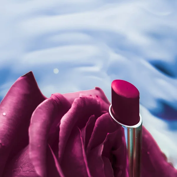 紫色の口紅と液体の背景にバラの花、防水 — ストック写真