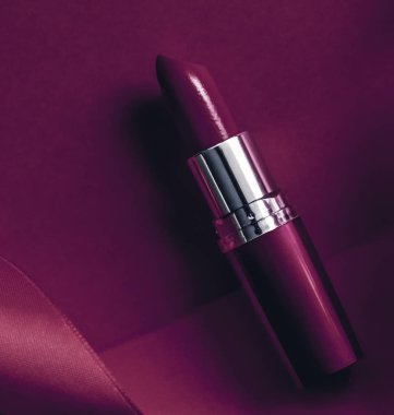 Lüks ruj ve erik rengi arkaplanda ipek kurdele.