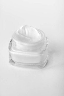 Beyaz arka planda yüz kremi nemlendirici kavanozu, nemlendirici kayak