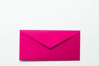 Mermer yatık arka planda boş kağıt zarflar, tatil posta