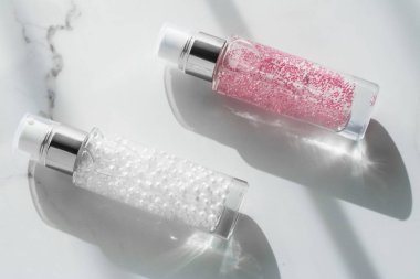 Cilt bakım serumu ve jel şişesi, nemlendirici losyon ve kaldırma 