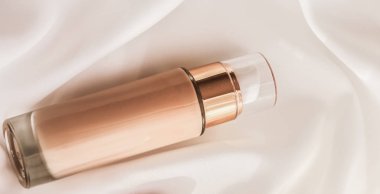 Tonal BB krem şişesi. Çıplak kayak için sıvı temel.