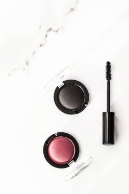 Göz farı, siyah kalem ve maskara mermer arka plan, göz farı.
